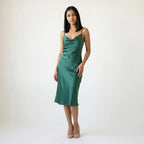 Elegante Abito in Raso con Scollo Drappeggiato